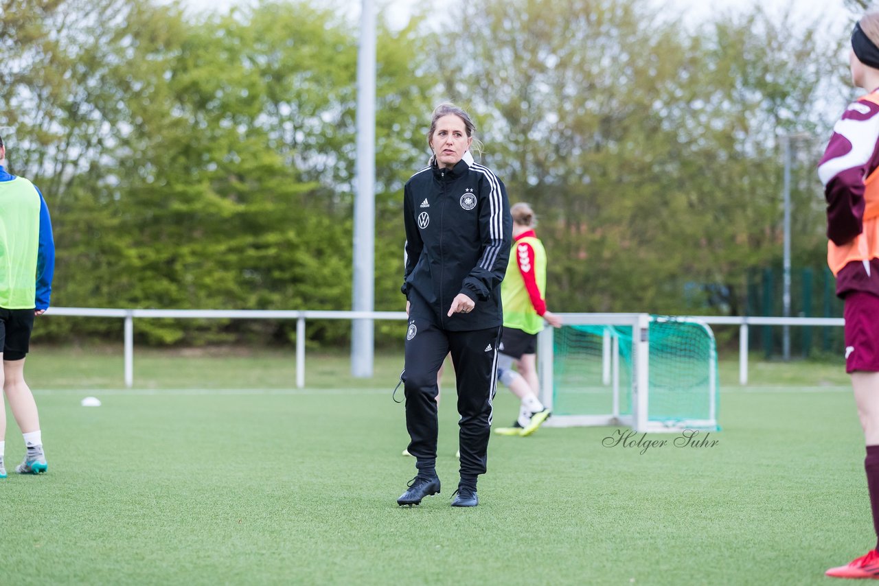 Bild 300 - Co-Trainerin der Frauen Nationalmannschaft Britta Carlson in Wahlstedt